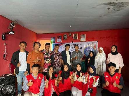 Mahasiswa KKNT Universitas Hasanuddin bersama warga desa